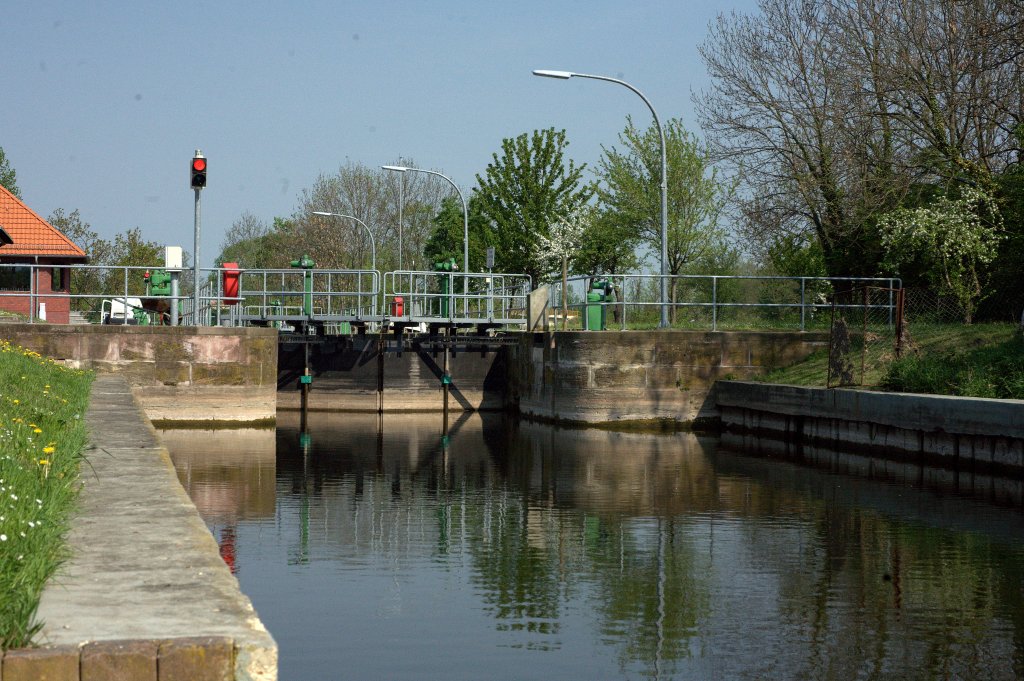 Die Schleuse  Bad Drrenberg ist am 02.05.2012 gegen 10:37 noch geschlossen, in wenigen Minuten wird die Talschleusung am Flukilometer 126,3 mglich sein.