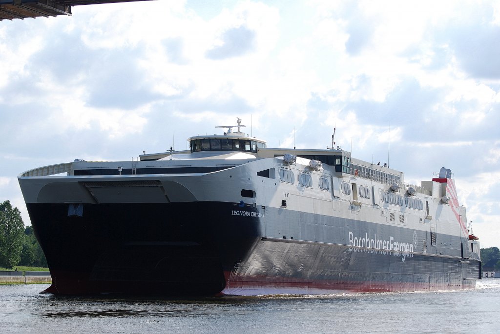 Die Schnellfhre Leonora Christina kommt am 09.06.11 auf ihrer berfhrungsfahrt von der Bauwerft in Australien zu ihrem Einsattort Rnne auf Bornholm durch den Nord-Ostsee-Kanal IMO-Nummer:9557848 Flagge:Dnemark Lnge:113.0m Breite:26.0m Baujahr:2011 Bauwerft:Austal Ships,Henderson Australien aufgenommen bei Rendsburg