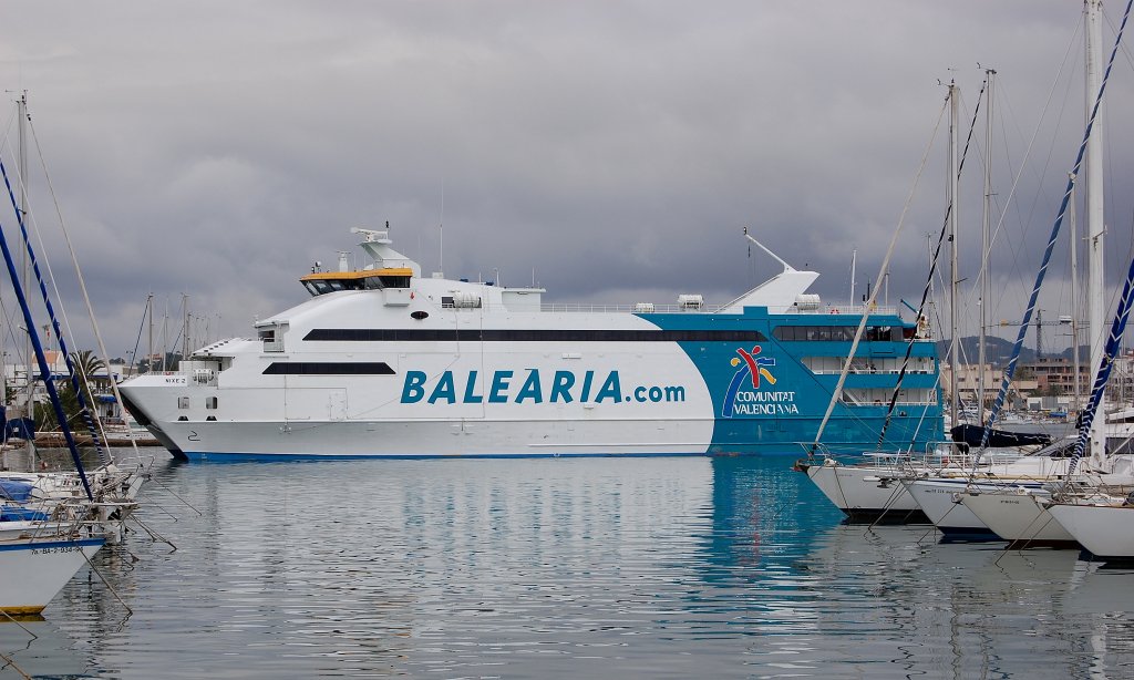 Die Schnellfhre Nixe der Reederei Balearia bei der Einfahrt in den Hafen von Ibiza. (09.05.2008)