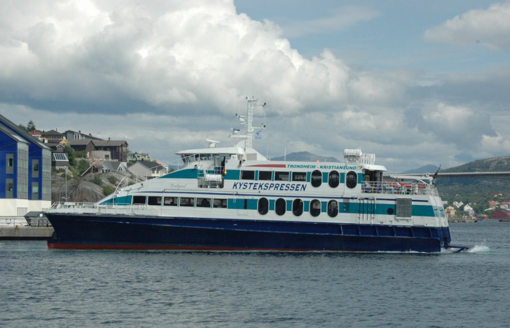 Die Schnellfhre zwischen Trondheim und Kristiansund. Im Hafen von Kristiansund am 18.06.2011 beobachtet. Im Jahr 2002 wurde diese neue Fhre ,,Ladejarl'' zum Einsatz gebracht. Das Schnellboot ist 35 m lang und 10 m breit, trgt die IMO Nr.: 9257448 und fhrt unter Norwegischer Flagge.


