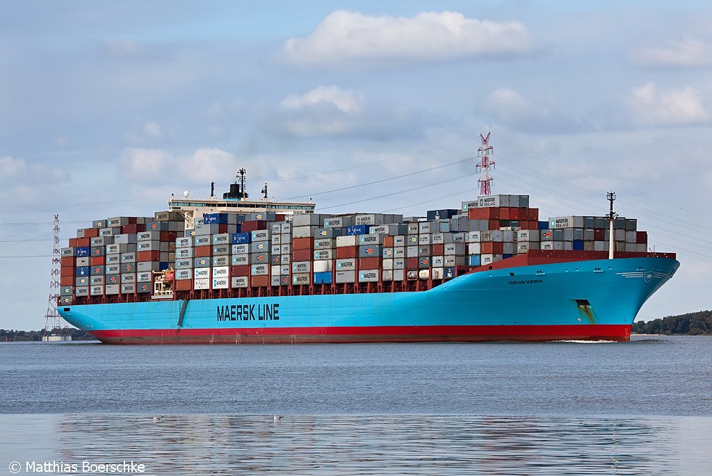 Die schne Adrian Maersk auf der Elbe bei Grnendeich am 30.09.09.