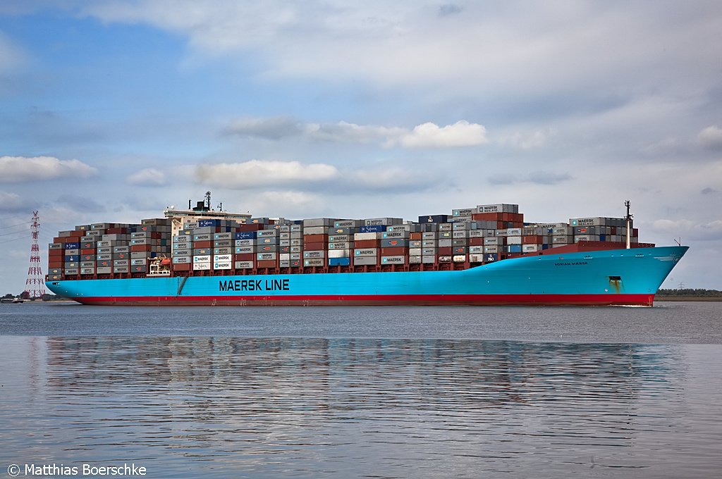 Die schne Adrian Maersk auf der Elbe bei Grnendeich.