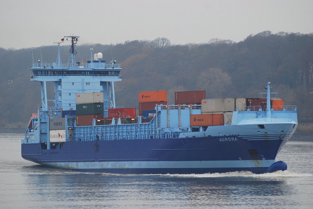 Die schne blaue Aurora IMO-Nummer:9234989 Flagge:Zypern Lnge:134.0m Breite:22.0m Baujahr:2001 Bauwerft:Sietas,Hamburg Deutschland Stellpltze fr 868 TEU beim einlaufen in den Hafen von Hamburg aufgenommen am 21.11.09 vom Yachthafen Finkenwerder.