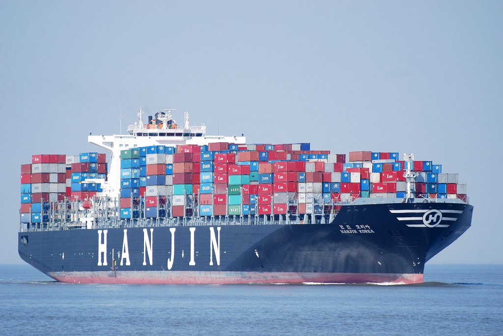 Die schne Hanjin Korea IMO-Nummer:9408853 Flagge:Panama Lnge:350.0m Breite:46.0m Baujahr:2010 Bauwerft:Samsung Shipbuilding&Heavy Industries, Seoul Sdkorea vor Alten Liebe Cuxhaven am 24.04.11