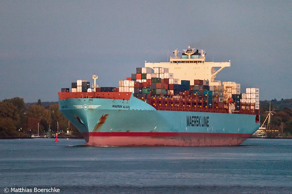 Die schne Maersk Algol auf der Elbe bei Borstel am 18.10.09.