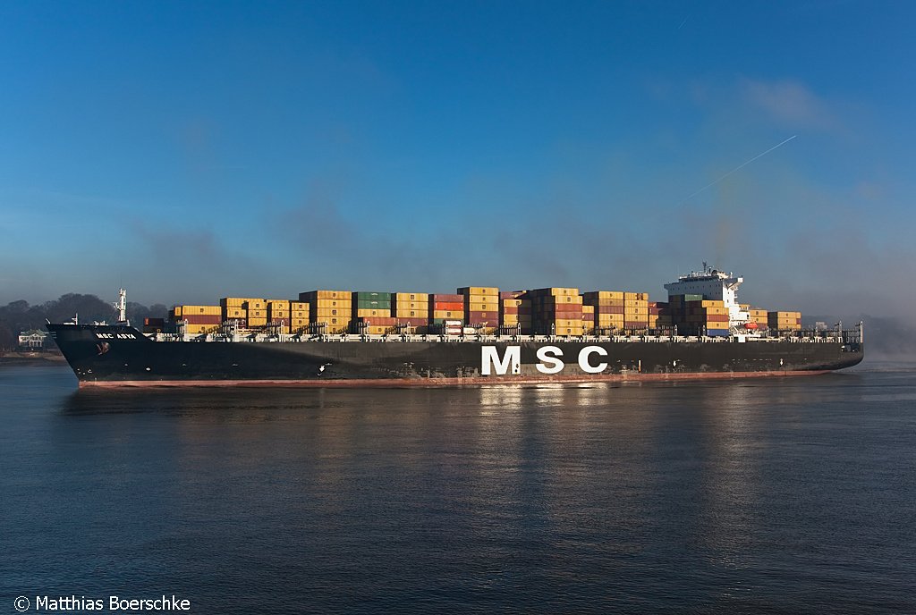 Die schne MSC Asya ebenfalls auslaufend aus dem Hamburger Hafen am 02.12.09 bei noch leichtem Nebel.