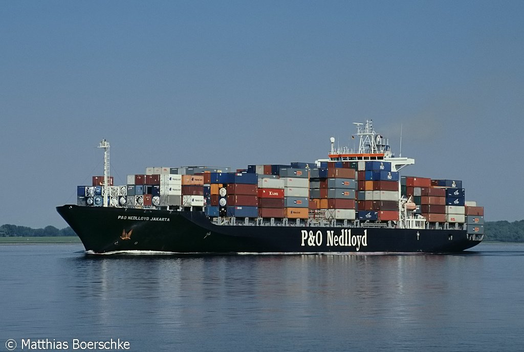 Die schne Nedlloyd Jakarta auf der Elbe bei Lhe-Sand. 