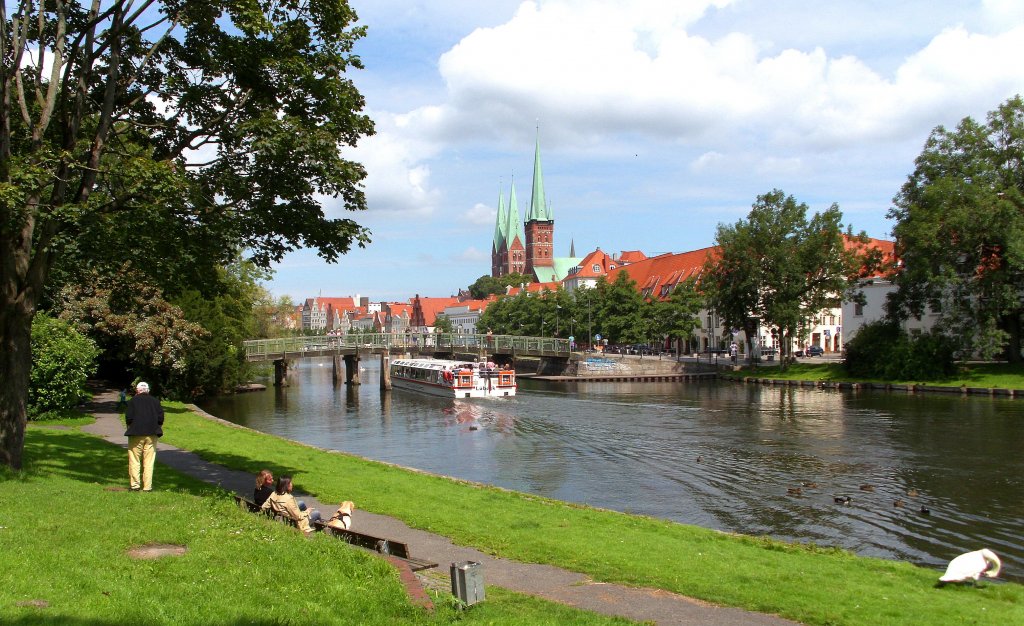 Die schnste Ansicht  Malerwinkel  in der Hansestadt Lbeck, mit der MS HERTHA QUANDT auf Hafenrundfahrttour...  Aufgenommen: 26.07.2011