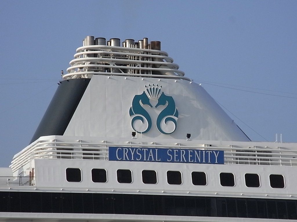 Die Schornsteinmarke der 250 m langen  Crystal Serenity , Hh. Bahamas.
Das Schiff war am 11.06.2011 zu Besuch im Seebad Warnemnde.