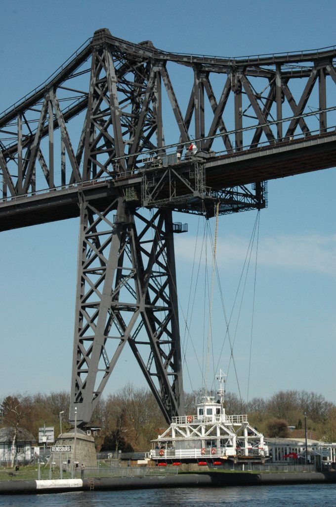 Die Schwebefhre bei Rendsburg wurde zwischen 1911 und 1913 erbaut und befindet sich an der Rendsburger Eisenbahnhochbrcke. Sie berquert den Nord-Ostsee-Kanal. Beobachtet am 11.04.2011.