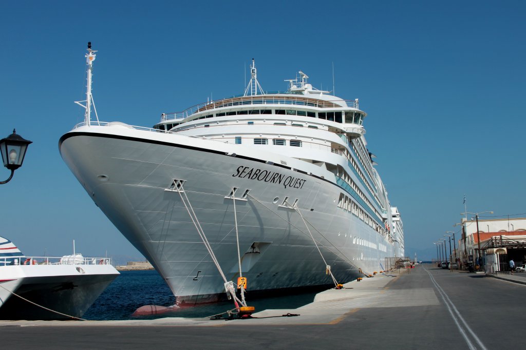 Die  Seabourn Quest  der amerikanischen Reederei Seabourn Cruise Line am 06.10.2011 im Hafen von Rhodos (GR). Der 198 Meter lange und 25.5 Meter breite Luxusliner wurde erst am 20.06.2011 in Barcelona getauft und bietet auf 11 Decks Platz fr 450 Passagiere. Das 32.000 BRT Schiff hat eine Reisegeschwindigkeit von 19 Knoten.