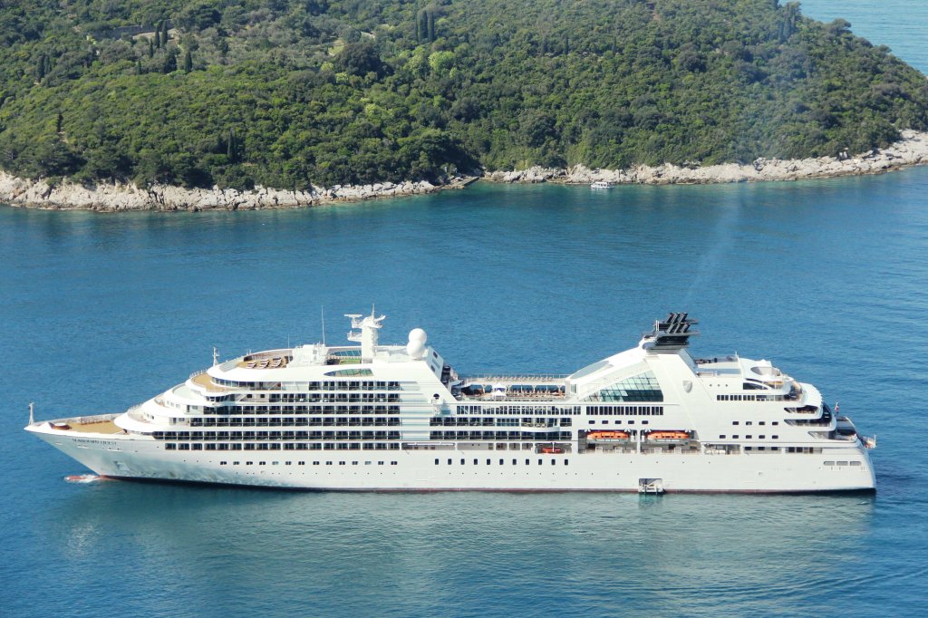 Die Seabourn Quest in der Bucht vor Dubrovnik. IMO: 9483126. 28.4.2012.
