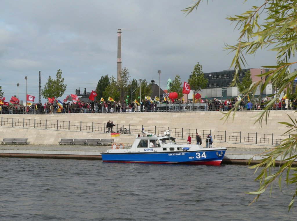Die  Seeschwalbe  der Berliner Wasserschutzpolizei am 18.9.2010, Anlass ist die Anti-Atomkraft-Demo
