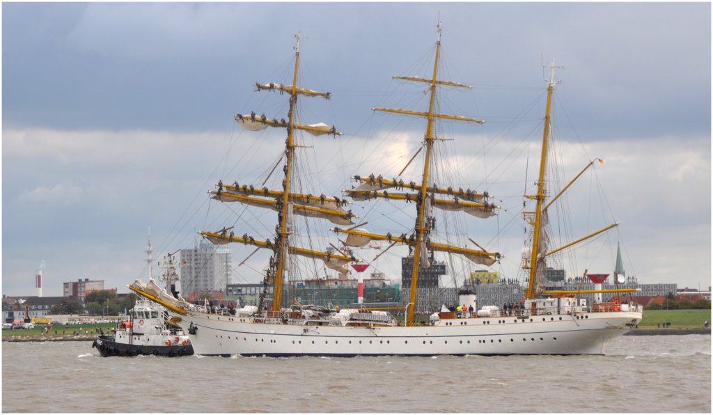 Die Segel werden geborgen auf der  Gorch Fock  am 25.08.2010 vor Bremerhaven (Sail 2010)