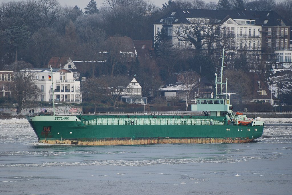 Die Setlark IMO-Nummer:8223127 Flagge:St.Vincent und die Grenadinen Lnge:75.0m Breite:11.0m Baujahr:1983 Bauwerft:Hermann Suerken,Papenburg Deutschland passiert auslaufend aus Hamburg den Rschpark in Finkenwerder am 03.01.11