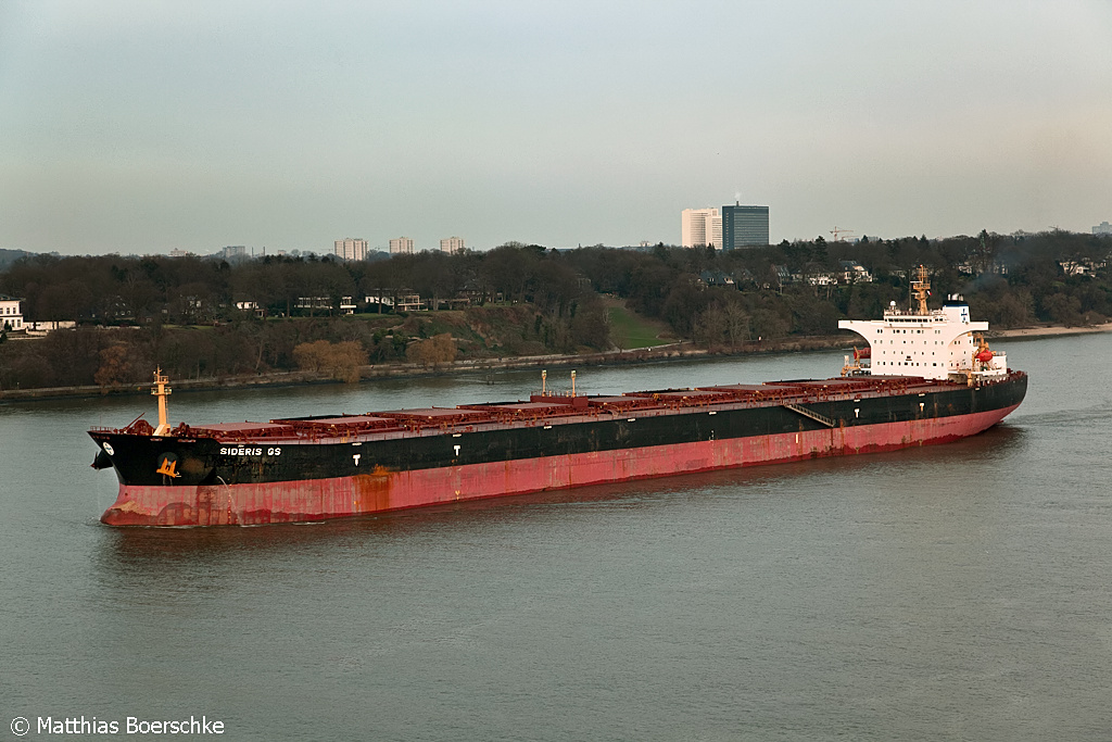 Die Sideris GS beim Auslaufen aus dem Hamburger Hafen am 17.12.09.