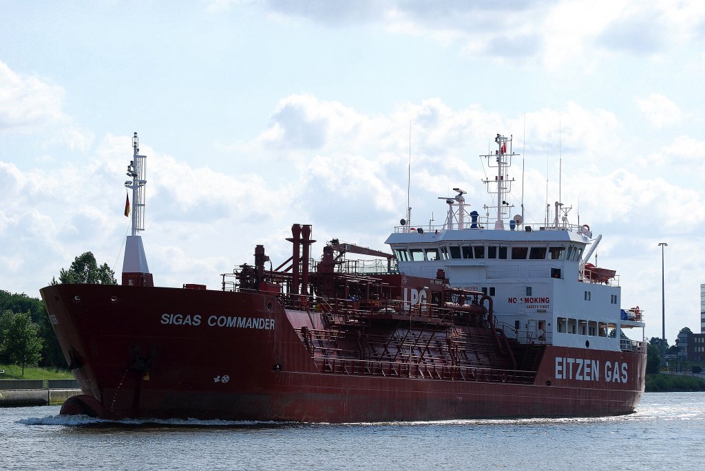 Die Sigas Commander unterfhrt auf dem Nord-Ostsee-Kanal die Eisenbahnhochbrcke Rendsburg am 09.06.11 IMO-Nummer:9112155 Flagge:Singapur Baujahr:1996 Bauwerft:Orskov Yard,Frederikshavn Dnemark.