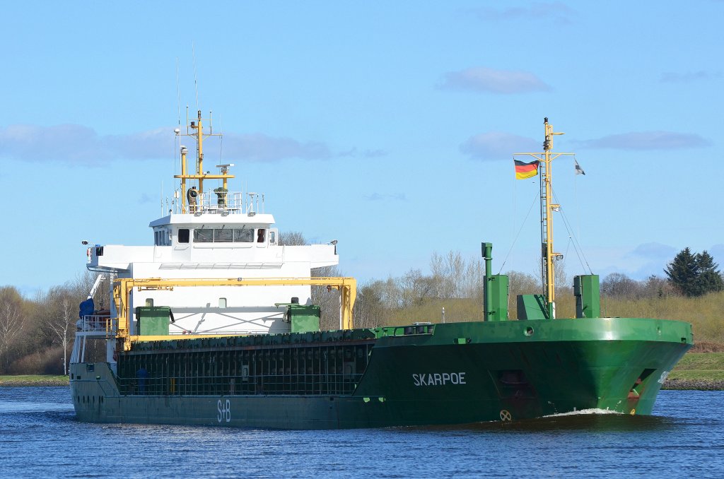 Die Skarpoe IMO-Nummer:9325142 Flagge:Zypern Lnge:90.0m Breite:15.0m Baujahr:2005 Bauwerft:Bodewes Shipyard,Hoogezand Niederlande passiert am 07.04.12 auf dem Nord-Ostsee-Kanal die Eisenbahnhochbrcke bei Rendsburg.