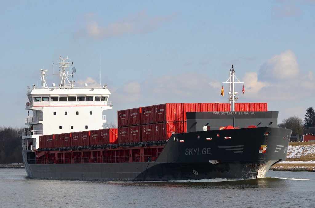 Die Skylge IMO-Nummer:9508809 Flagge:Niederlande Lnge:122.0m Breite:16.0m Baujahr:2010 Bauwerft:Zhejiang Hongxin Shipbuilding,Taizhou Zhejiang China am 31.03.13 auf dem Nord-Ostsee-Kanal bei Rendsburg.