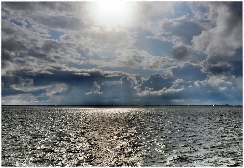 Die Sonne bricht durch nach einem Sturm im Jadebusen im Juli 2009. Foto von Bord der MS  Helgoland 