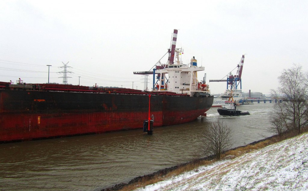 Die Spirit of Brazil mit dem achtern anhngenden  BREMS-SCHLEPPER  CLAUS IMO 9408645 traveaufwrts zum Rautenbergsilo im Vorwerker Hafen in Lbeck...
Aufgenommen: 27.1.2012