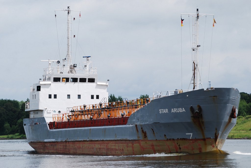 Die Star Aruba IMO-Nummer:7221275 Flagge:Niederlande Lnge:71.0m Breite:10.0m Baujahr:1972 Bauwerft:EWB Elbewerk,Boizenburg Deutschland aufgenommen im Nord-Ostsee-Kanal an der Eisenbahnhochbrcke Rendsburg am 26.06.11