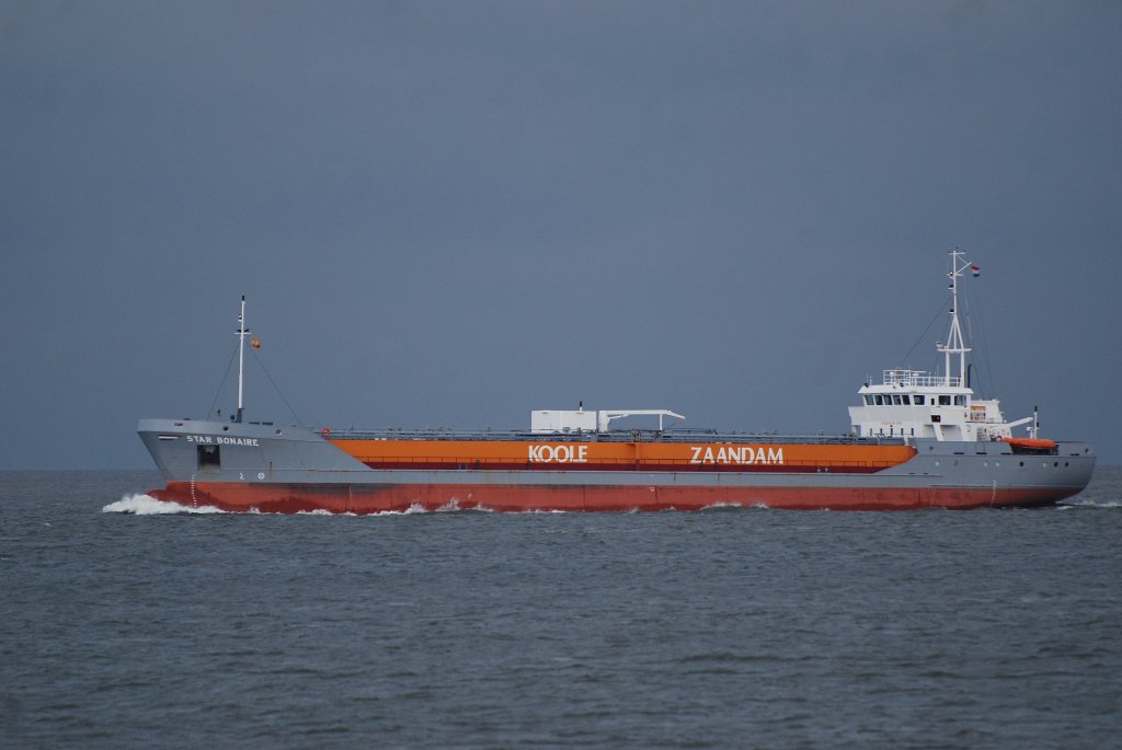 Die Star Bonaire IMO-Nummer:9148453 Flagge:Niederlande Lnge:90.0m Breite:12.0m Baujahr:1997 Bauwerft:Harlingen Scheepswerf,Harlingen Niederlande vor der Alten Liebe Cuxhaven am 16.06.11 