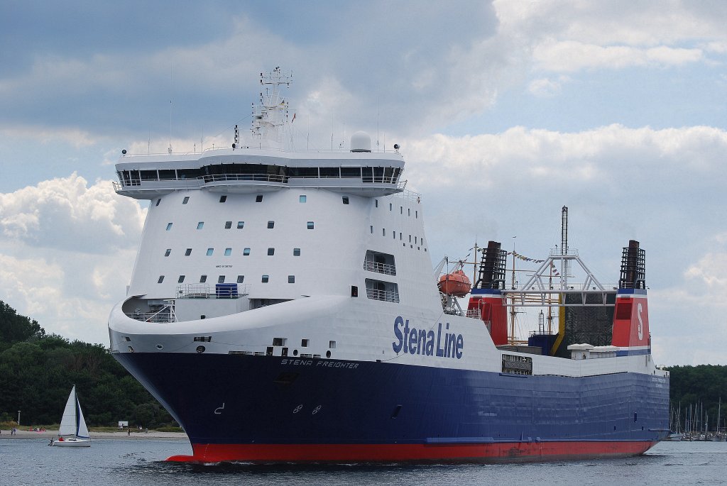 Die Stena Freighter IMO-Nummer:9138795 Flagge:Schweden Lnge:183.0m Breite:26.0m Baujahr:2004 Bauwerft:Esercizio Cantieri,Viareggio Italien auslaufend aus Travemnde am 18.07.10