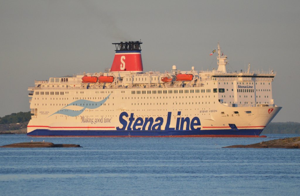 Die Stena Vision ist ein RoPax-Schiff Die Fhre verlsst gerade in der Abendsonne den Hafen von Karlskrona Richtung Gdinia am 27.05.2012.