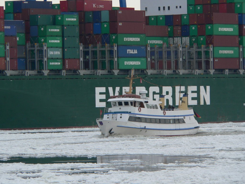Die  Strtebeker  auf Hafenrundfahrt in der vereisten Elbe in Hamburg. 11.2.2012