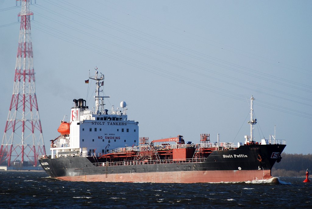 Die Stolt Puffin IMO-Nummer:9009530 Flagge:Kaimaninseln Lnge:100.0m Breite:16.0m Baujahr:1993 Bauwerft:Fukuoka Shipbuilding,Fukuoka Japan nach Hamburg einlaufend am 05.03.11