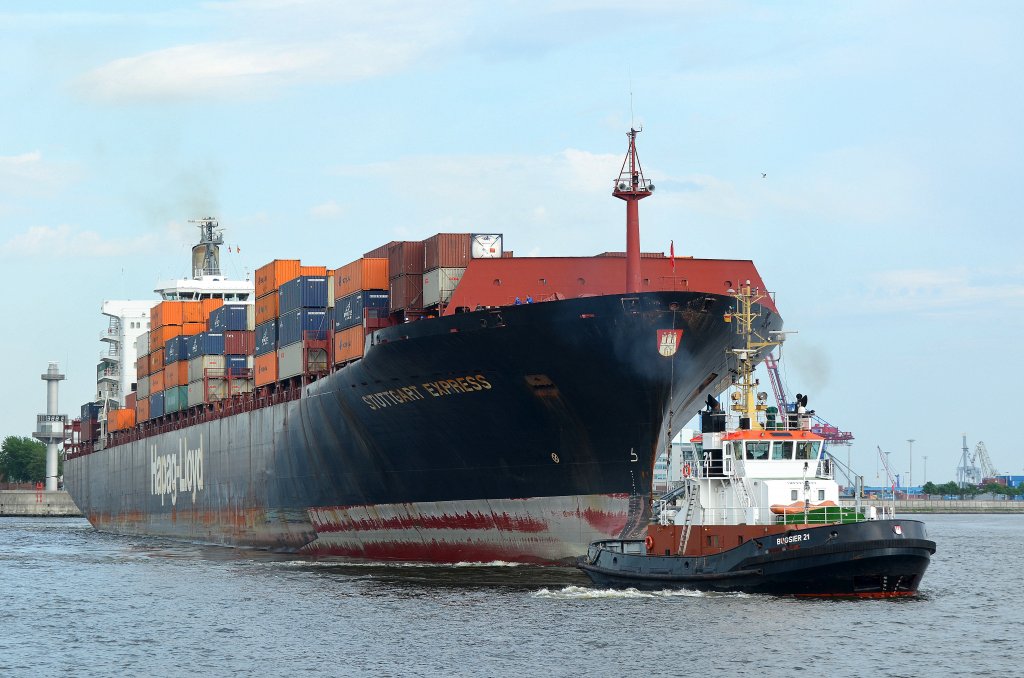 Die Stuttgart Express von Hapag-Lloyd IMO-Nummer:9038907 Flagge:Deutschland Lnge:294.0m Breite:32.0m Baujahr:1993 Bauwerft:Samsung Shipbuilding&Heavy Industries,Geoje Sdkorea Stellpltze fr 4422 TEU beim drehen im Hamburger Hafen mit Schlepper Bugsier 21 aufgenommen am 20.05.12