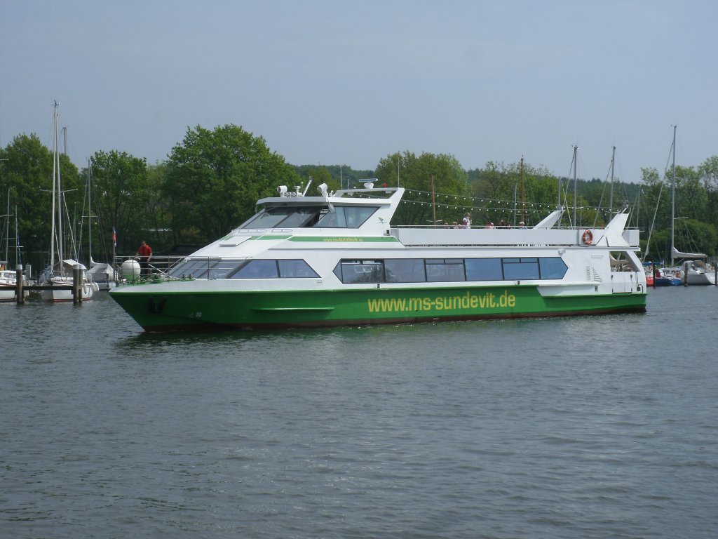 Die  SUNDEVIT  kam von ihrer Rundfahrt,um die Insel Vilm,am 18.Mai 2013,in den Lauterbacher Hafen zurck.