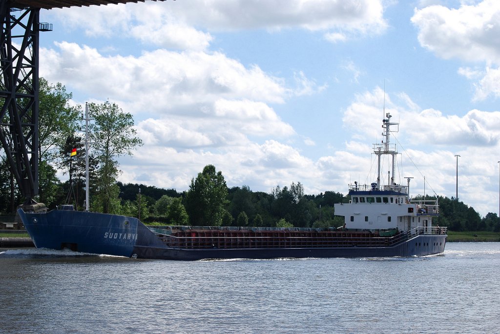 Die Suoyarvi IMO-Nummer:9116773 Flagge:Panama Lnge:81.0m Breite:11.0m Baujahr:1994 Bauwerft:Onega Shipyard,Petrozavodsk Russland passiert im Nord-Ostsee-Kanal die Eisenbahnhochbrcke Rendsburg am 26.06.11