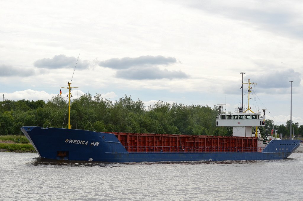 Die Swedica HAV IMO-Nummer:8605478 Flagge:Bahamas Lnge:82.0m Breite:11.0m Baujahr:1986 Bauwerft:Peters Schiffswerft,Wewelsfleth Deutschland an der Eisenbahnhochbrcke Rendsburg im Nord-Ostsee-Kanal am 03.06.12