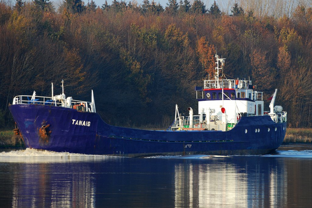 Die Tanais IMO-Nummer:6721008 Flagge:Polen Lnge:44.96m Breite:7.52m Baujahr:1967  Bauwerft:Jansen Schiffswerft,Leer Deutschland aufgenommen auf dem Nord-Ostsee-Kanal zwischen Grnental und Fischerhtte am 12.11.11