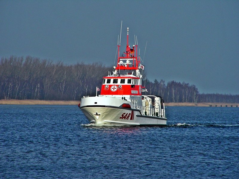 die  Theo Fischer  nimmt gerade Kurs auf den Hafen von Barhft am 18.02.07