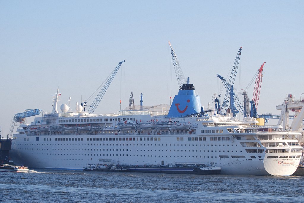 Die Thomson Dream IMO-Nummer:840773 Flagge:Malta Lnge:243.0m Breite:32.0m Baujahr:1986 Bauwerft:Meyer Werft,Papenburg Deutschland aufgenommen in Hamburg am 04.12.10