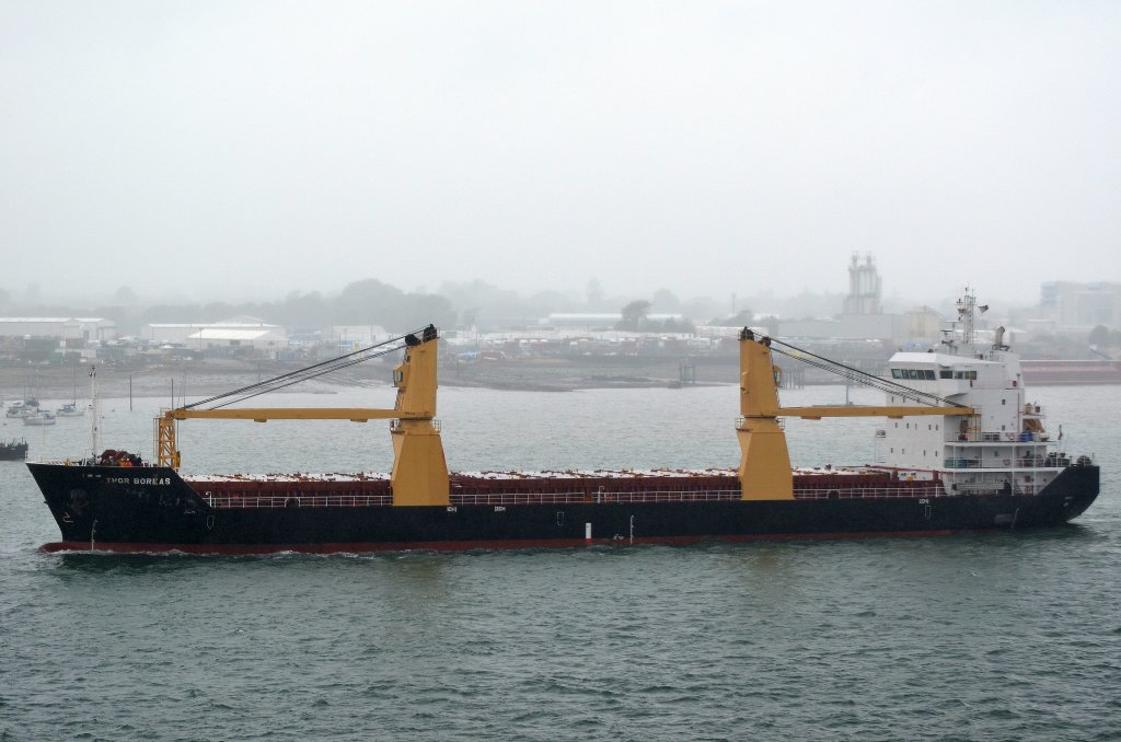 Die Thor Boreas IMO-Nummer:9488645 Flagge:Antigua und Barbuda Lnge:116.0m Breite:18.0m Baujahr:2008 Bauwerft:Dongfeng Ship Industry,Chongqing China auslaufend aus Southampton am 05.06.12