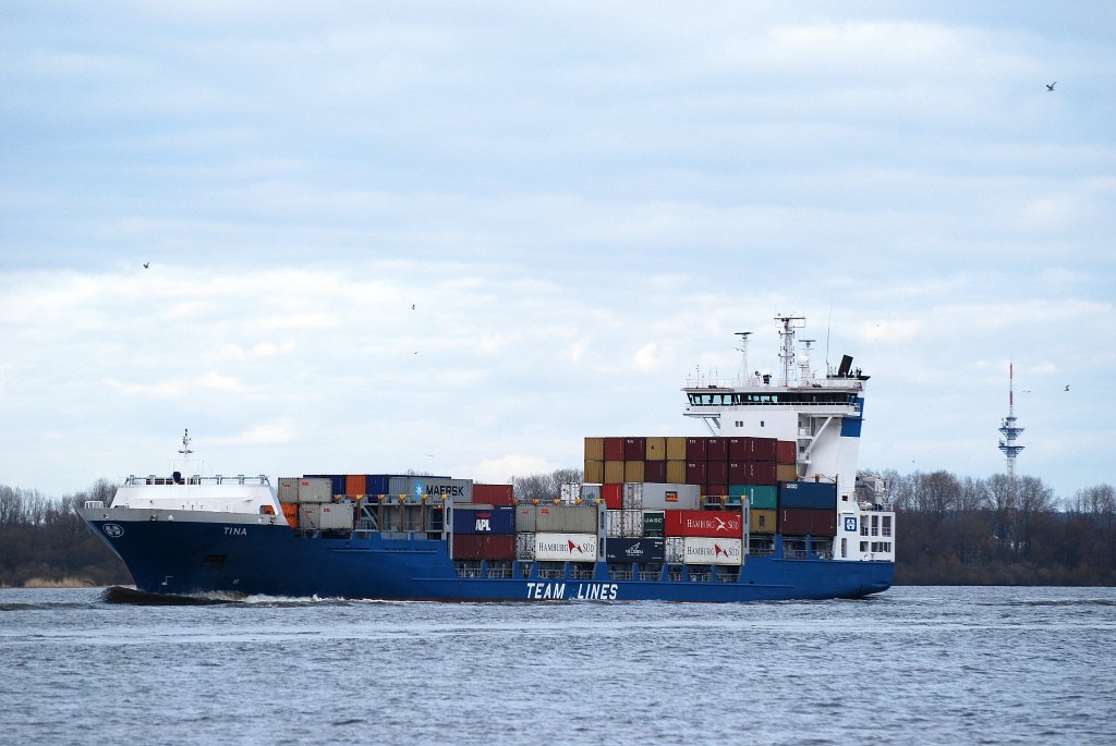 Die Tina ex Gotland IMO-Nummer:9277383 Flagge:Niederlande Lnge:138.0m Breite:22.0m Baujahr:2003 Bauwerft:Sietas Schiffswerft,Hamburg Deutschland passiert Lhe an der Elbe am 19.03.11