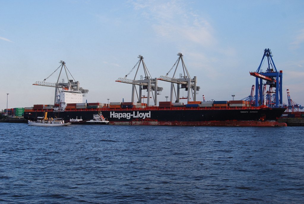 Die Toronto Express IMO-Nummer:9253727 Flagge:Grobritannien Lnge:294.0m Breite:32.0m Baujahr:2003 Bauwerft:Daewoo Shipbuilding&Marine Engineering,Geoje Sdkorea im Hafen von Hamburg am 07.08.10