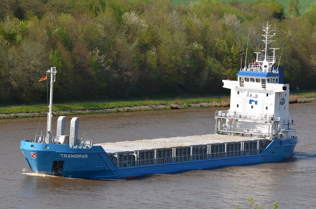 Die Transmar IMO-Nummer:9167332 Flagge:Gibraltar Lnge:90.0m Breite:14.0m Baujahr:1998 Bauwerft:Bodewes Shipyard,Hoogezand Niederlande passiert auf dem Nord-Ostsee-Kanal die Hochbrcke bei Grnental am 01.05.12