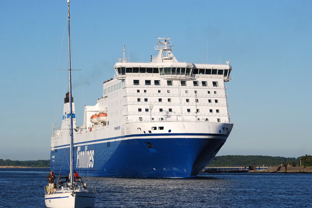 Die Travemnde einlaufende Finnstar IMO-Nummer:9319442 Flagge:Finnland Lnge:219.0m Breite:31.0m Baujahr:2006 Bauwerft:Fincantieri,Triest Italien aufgenommen am 04.06.11