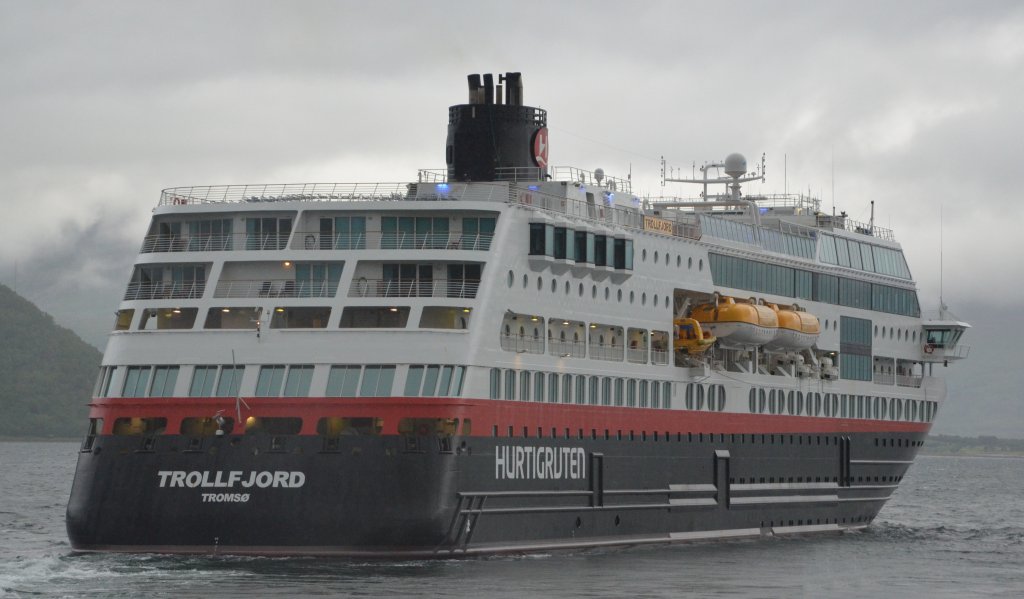 Die Trollfjord beim verlassen des Hafen’s Nesna am 03.07.2012.