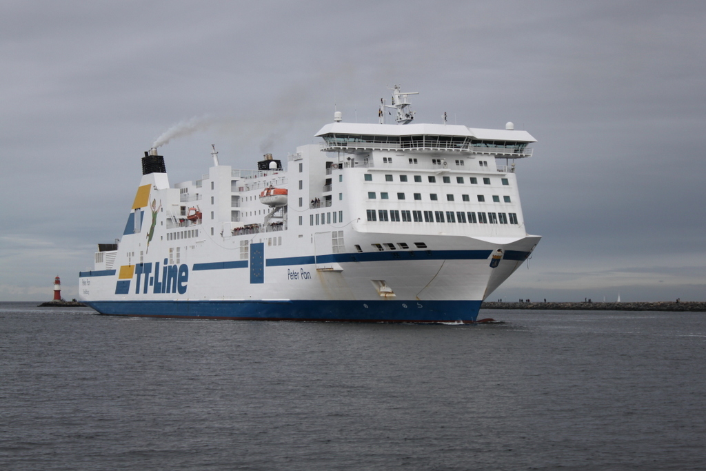 Die TT-Line Fähre Peter Pan auf dem Seeweg von Lübeck-Travemünde nach Trelleborg via Rostock-Überseehafen beim Einlaufen am Mittag des 01.10.2017 in Warnemünde