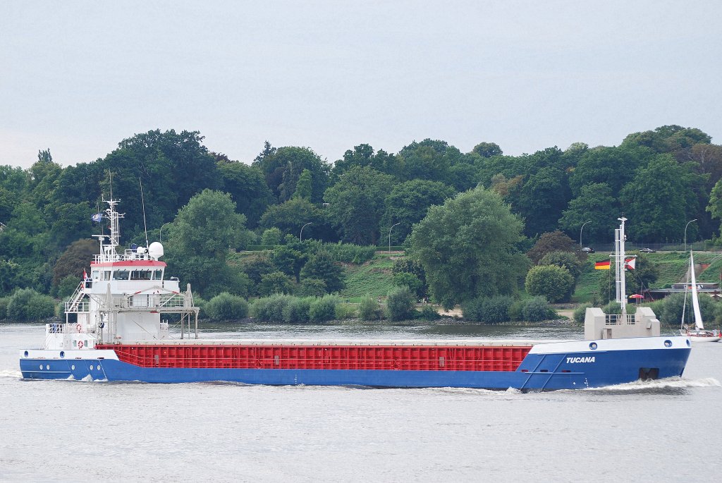 Die Tucana IMO-Nummer:9455674 Flagge:Niederlande Lnge:88.0m Breite:12.0m Baujahr:2008 Bauwerft:Nevskiy Shipbuilding,Shlisselburg Russland nach Hamburg einlaufend am 14.08.10