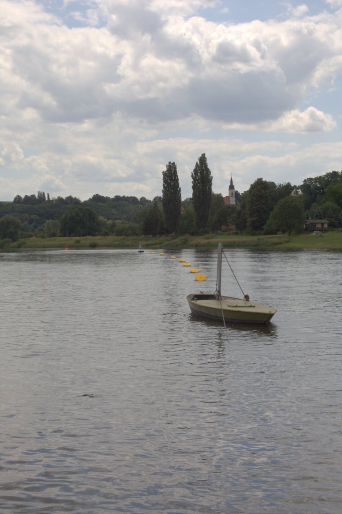 Die typische  Aufhngung  der Gierfhre Kleinzadel einige Kilometer stromabwrts von Meien, am 23.06.2012 gegen 13:15 Uhr  von der Fhre aus aufgenommen.