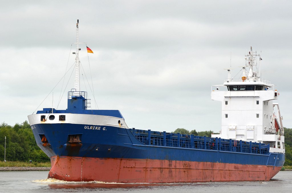 Die Ulrike G. IMO-Nummer:9156113 Flagge:Antigua und Barbuda Lnge:100.0m Breite:13.0m Baujahr:2002 Bauwerft:Brodogradiliste Sava,Macvanska Mitrovica Serbien im Nord-Ostsee-Kanal Richtung Brunsbttel fahrend bei Fischerhtte am 14.07.13