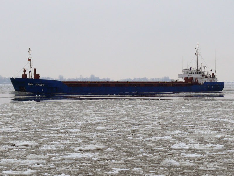 Die unter der Flagge der Bahamas laufende HAV ZANDER (L 85,0 m; B 12,0 m) IMO: 9001849 auf der Eisgang fhrenden Elbe bei Blankenese in Ricvhtung Hamburg; 14.02.2010
