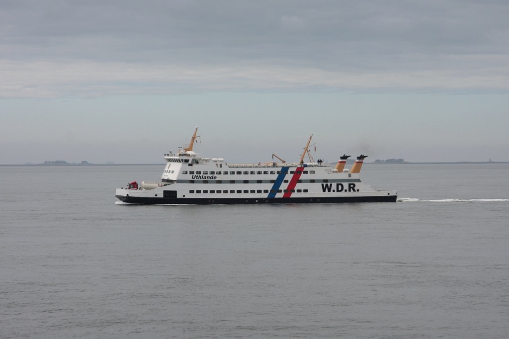 Die  Uthlande  (IMO 7909619) der W.D.R. auf der Fahrt von Wyk (Insel Fhr) nach Dagebll am 27.04.2010, im Hintergrund die Hallig Langene.
Die Uthlande 4 der W.D.R. (Baujahr 1980/Umbau 1986) wurde im Juni 2010 durch einen Neubau ersetzt, die Uthlande 5 (Baujahr 2010, IMO 9548407).